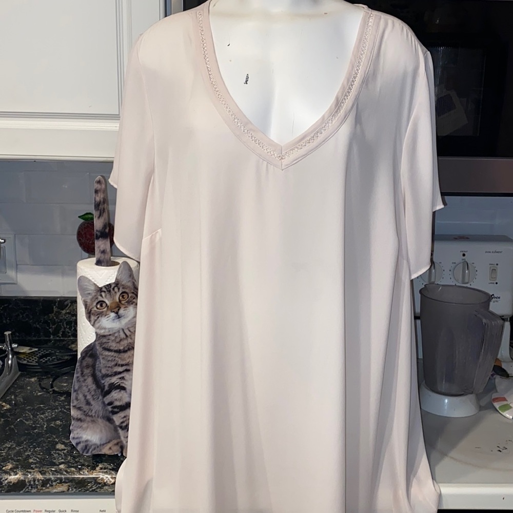 D womens Torrid short sleeve off white plus size blouse 4.    EUC
